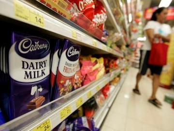 Imagen de varios productos de chocolate en la estantería de un supermercado Imagen de varios productos de chocolate en la estantería de un supermercado