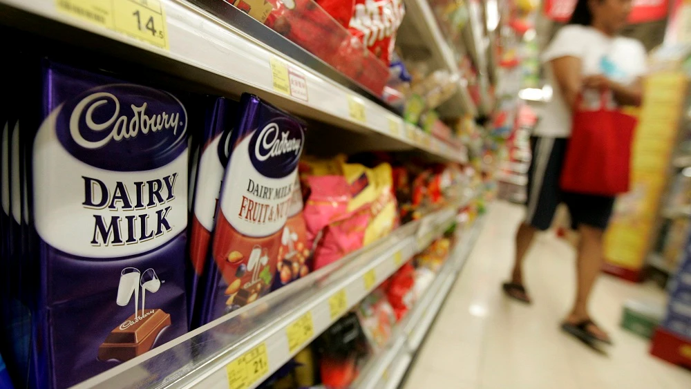 Imagen de varios productos de chocolate en la estantería de un supermercado