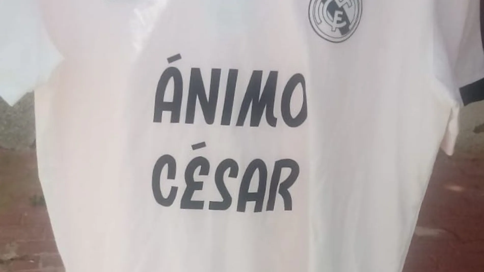 La camiseta de apoyo del Real Madrid a César Gelabert