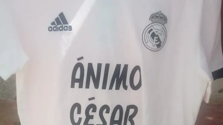 La camiseta de apoyo del Real Madrid a César Gelabert