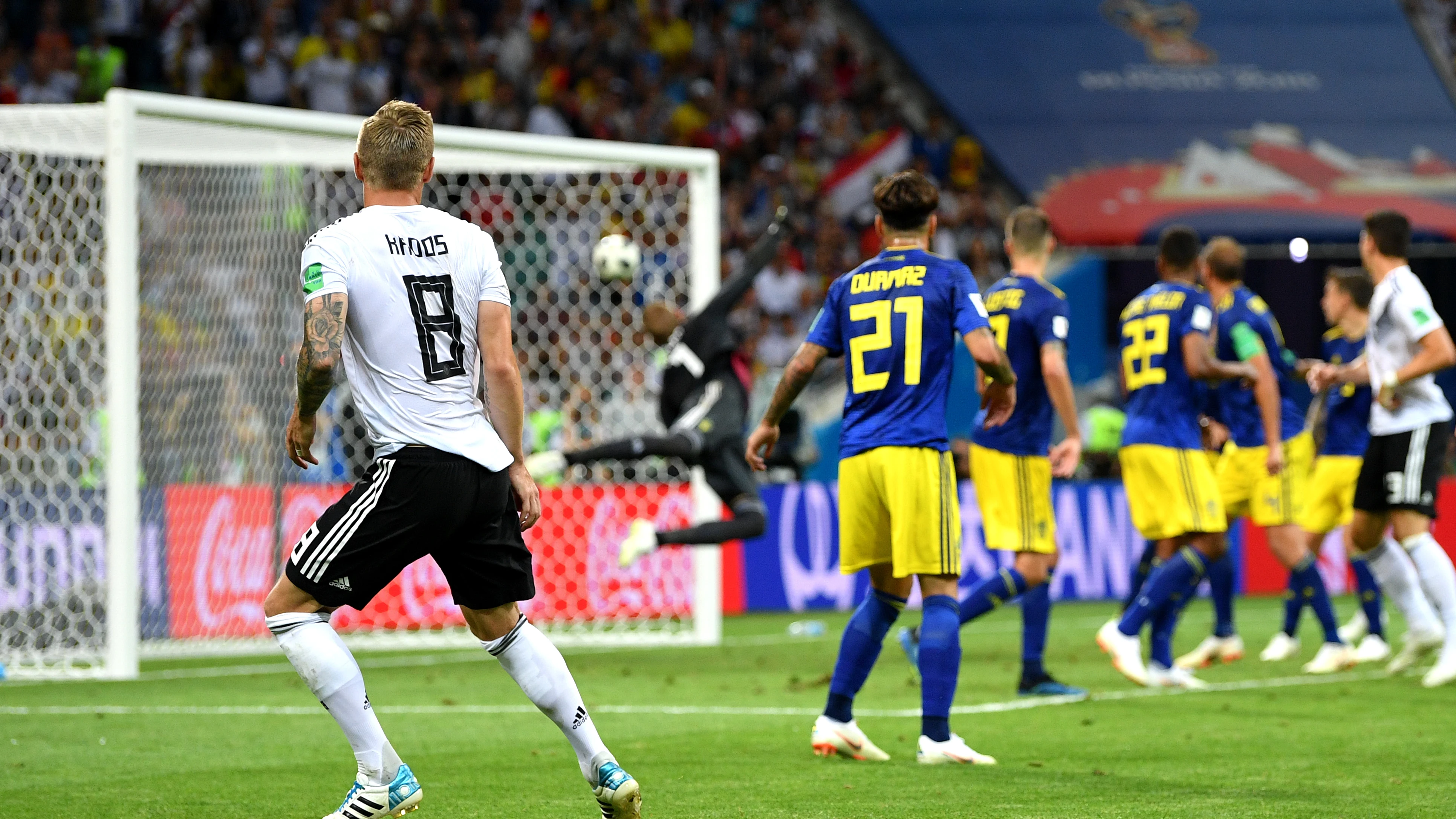 Toni Kroos marca un golazo que salva a Alemania contra Suecia