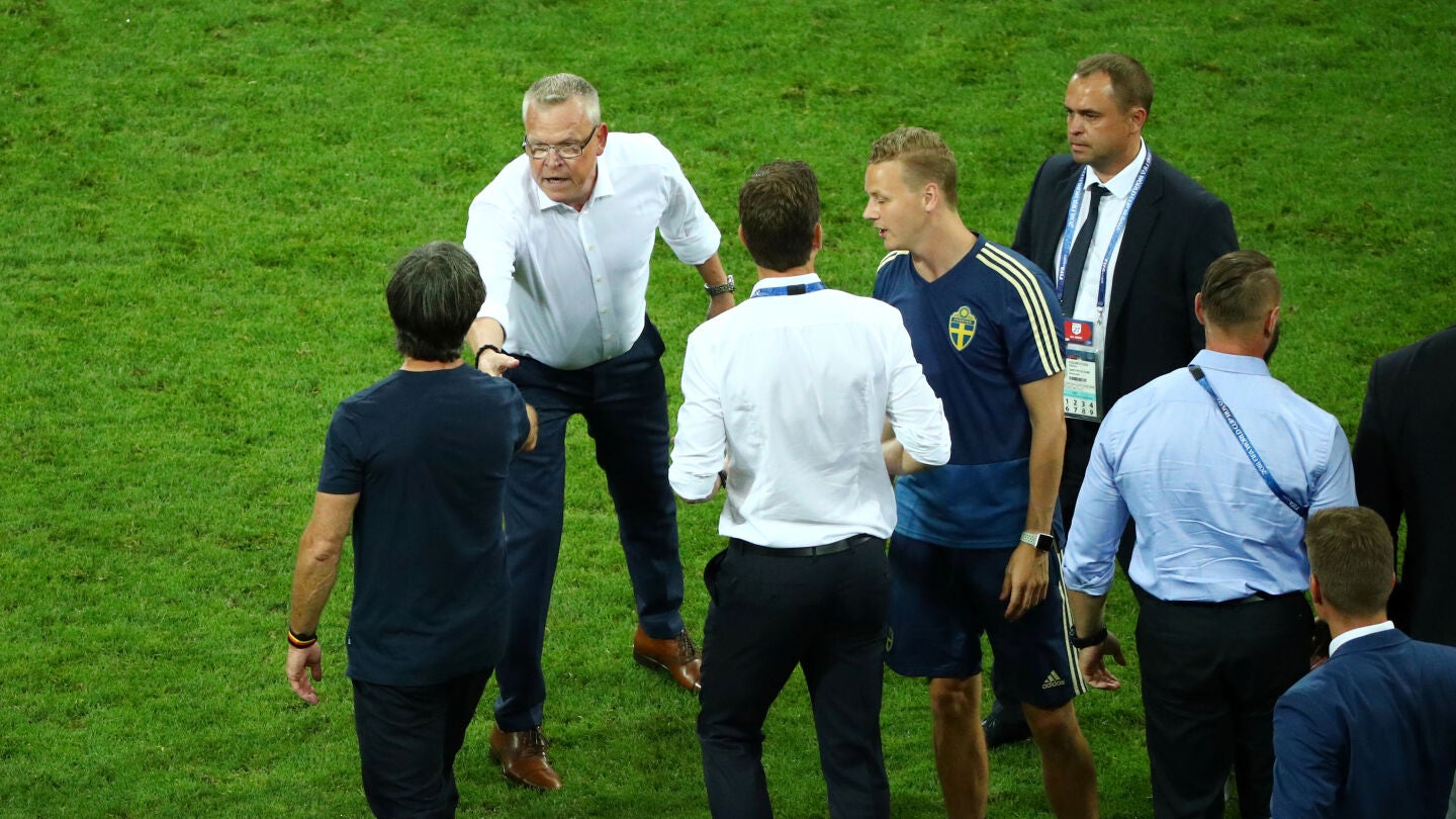 Los banquillos de Alemania y Suecia, tras el gol de Kroos