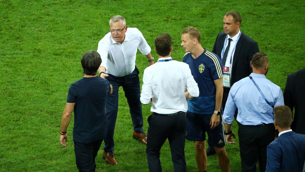 Los banquillos de Alemania y Suecia, tras el gol de Kroos