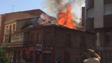 Una explosión derriba parte de un edificio en La Bañeza