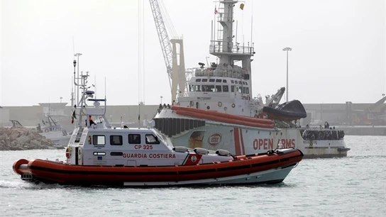 Barco de la Guardia Costera y de Proactiva Open Arms Barco de la Guardia Costera y de Proactiva Open Arms