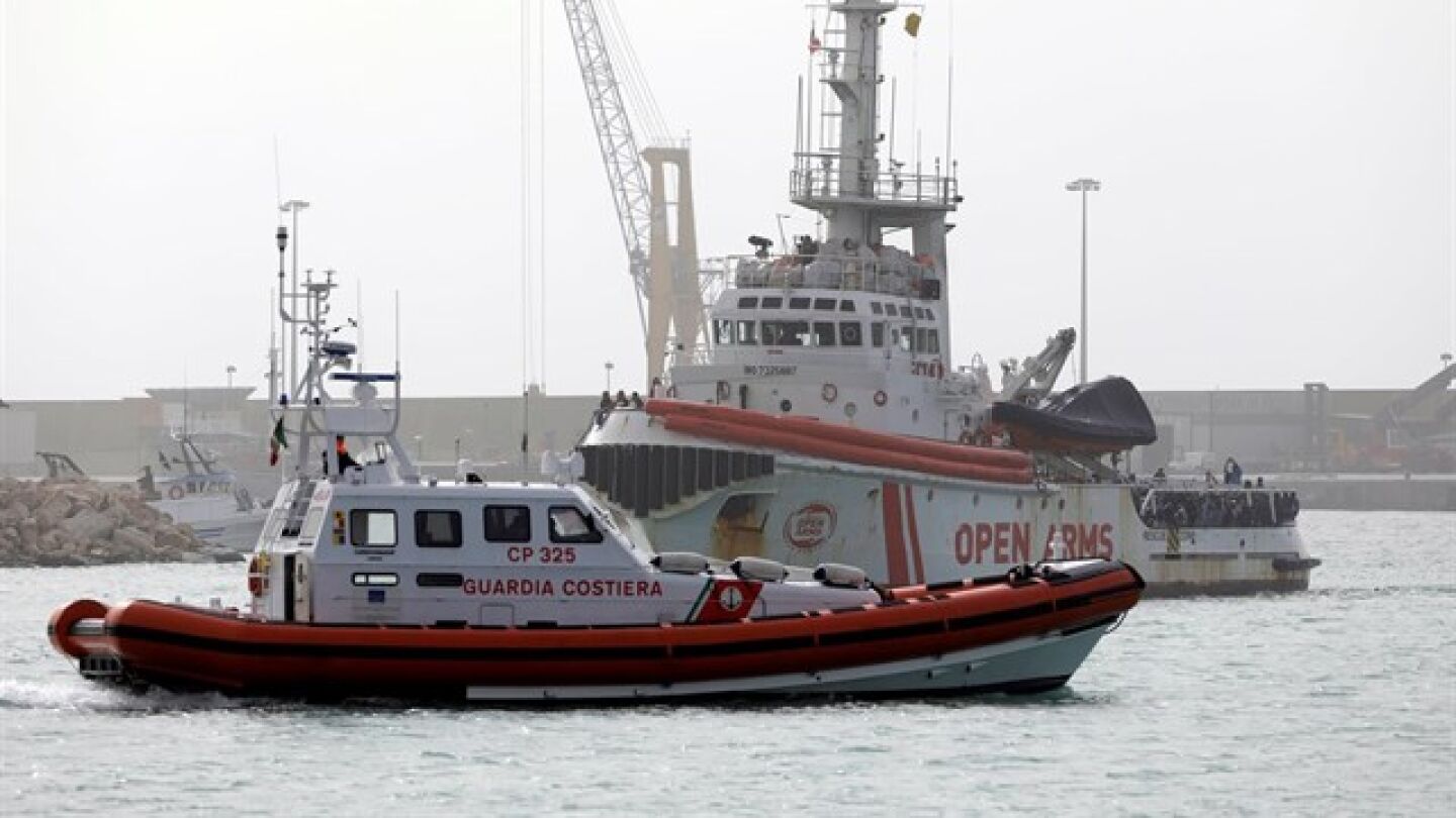 Barco de la Guardia Costera y de Proactiva Open Arms