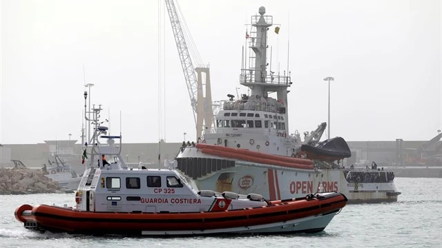 Barco de la Guardia Costera y de Proactiva Open Arms