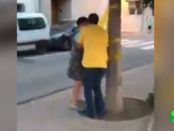 Violenta discusión en Palamós por la retirada de lazos amarillos Violenta discusión en Palamós por la retirada de lazos amarillos