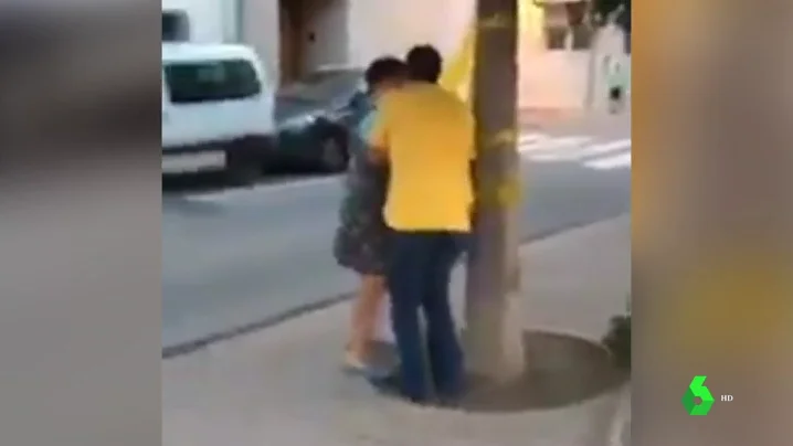 Violenta discusión en Palamós por la retirada de lazos amarillos