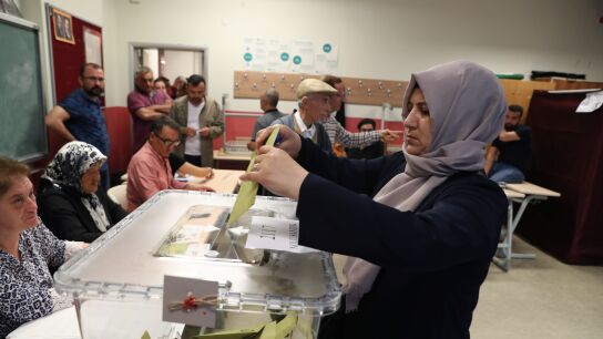 Una mujer turca votando en las elecciones de Turqu&iacute;a