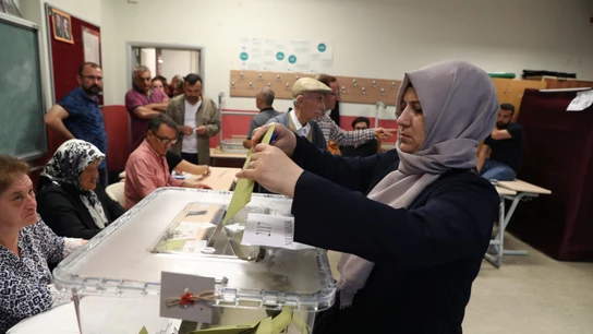 Una mujer turca votando en las elecciones de Turquía Una mujer turca votando en las elecciones de Turquía