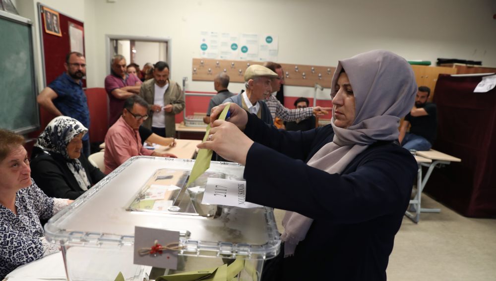 Una mujer turca votando en las elecciones de Turquía