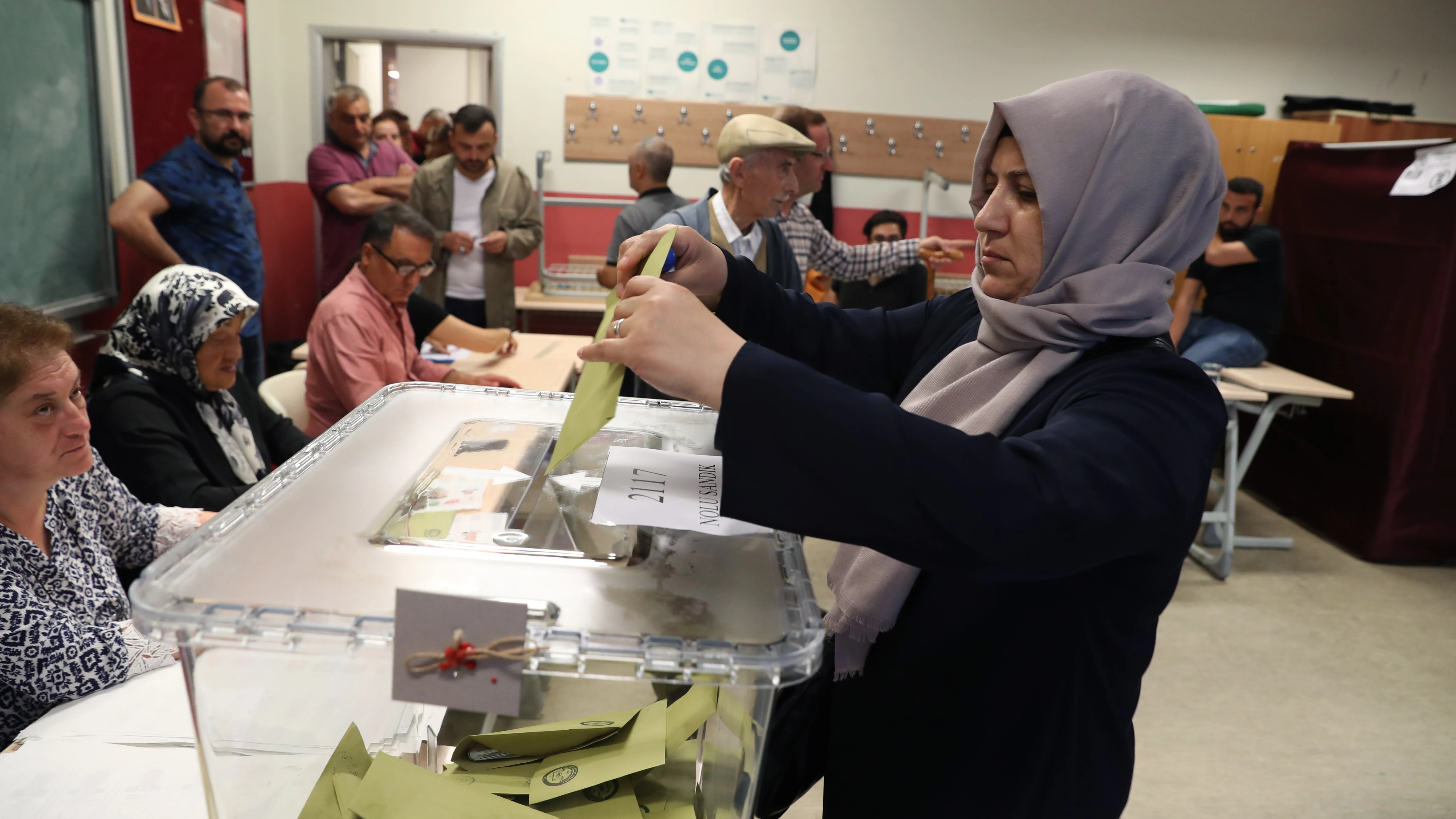 Una mujer turca votando en las elecciones de Turquía