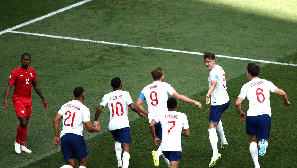 Los jugadores ingleses celebran uno de los goles contra Panamá