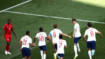Los jugadores ingleses celebran uno de los goles contra Panamá