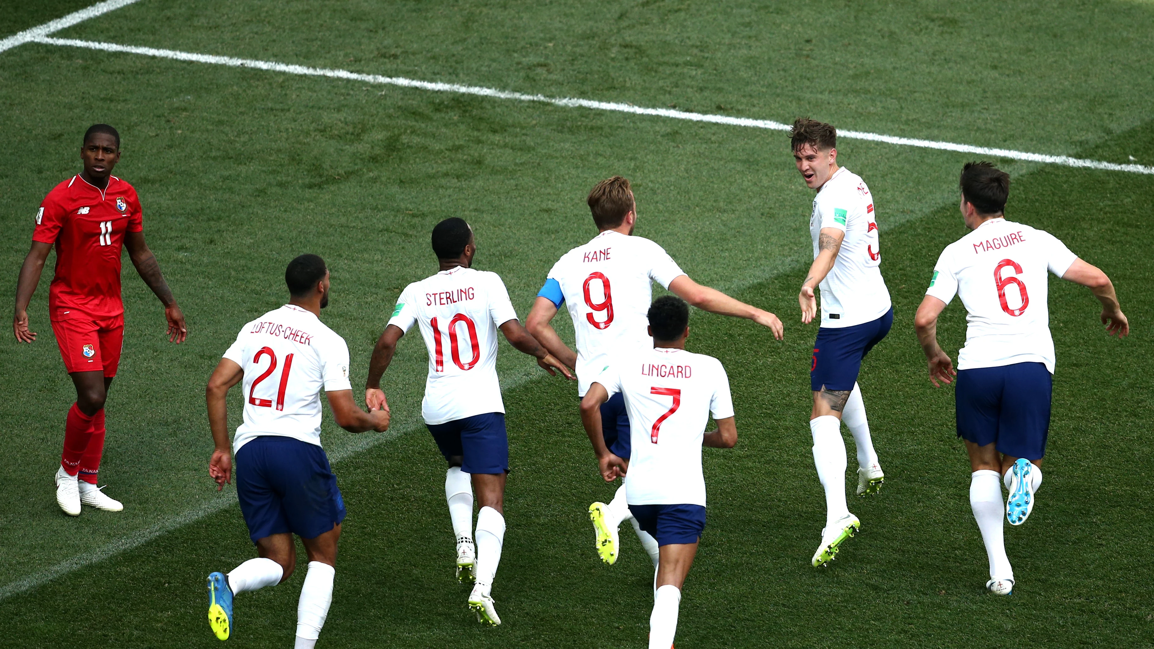 Los jugadores ingleses celebran uno de los goles contra Panamá