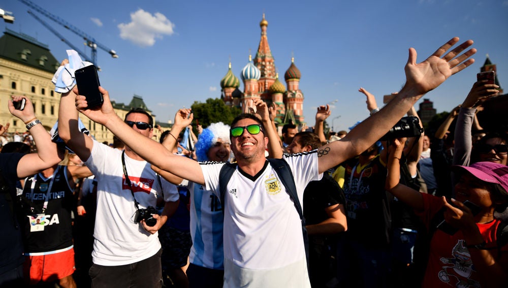 Un aficionado argentino sonríe en Moscú