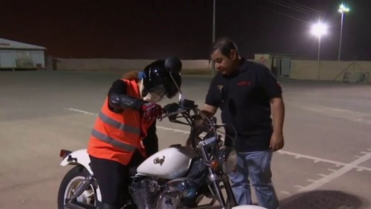 Una mujer conduciendo una moto en Arabia Saud&iacute;