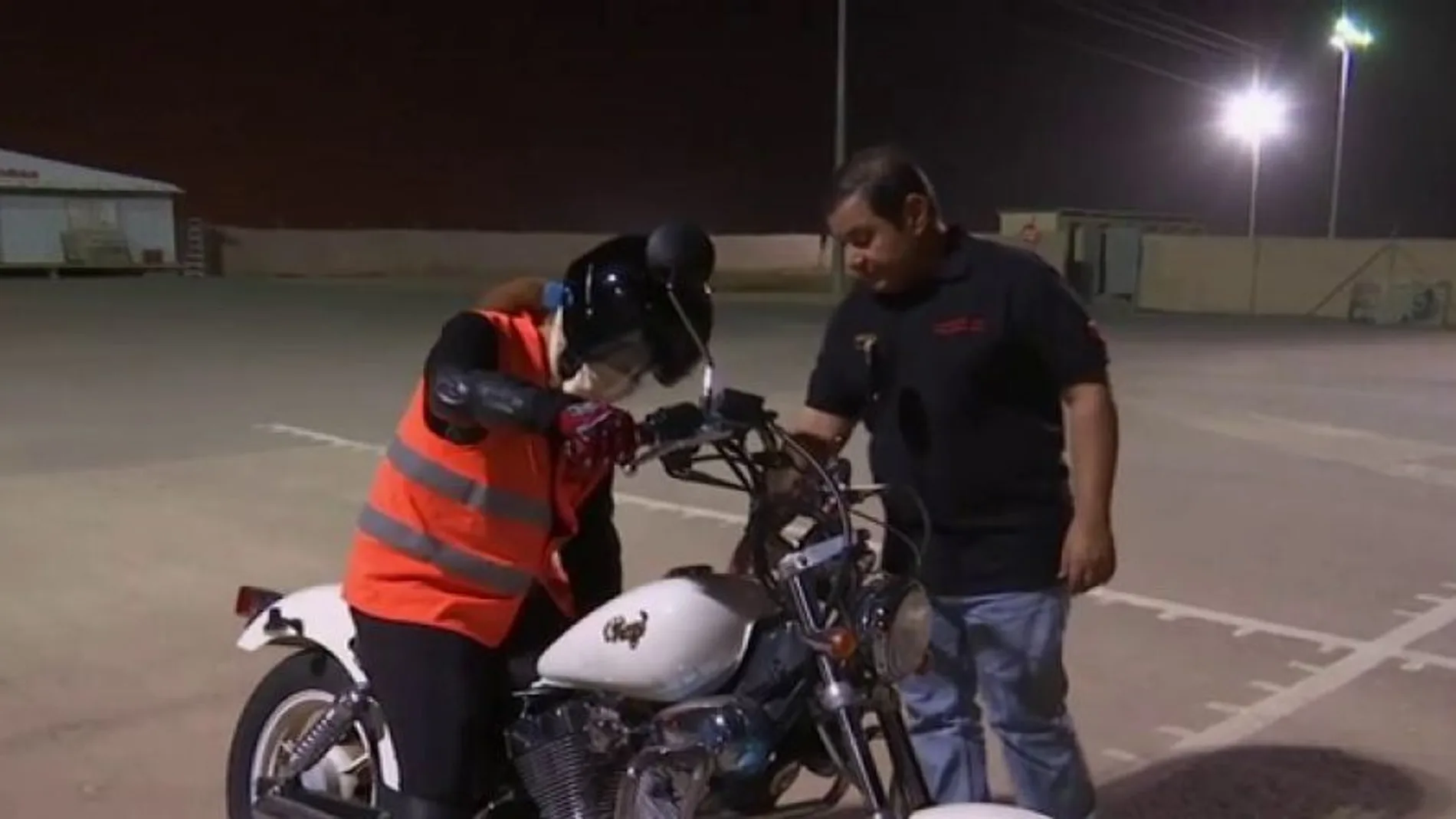 Una mujer conduciendo una moto en Arabia Saudí