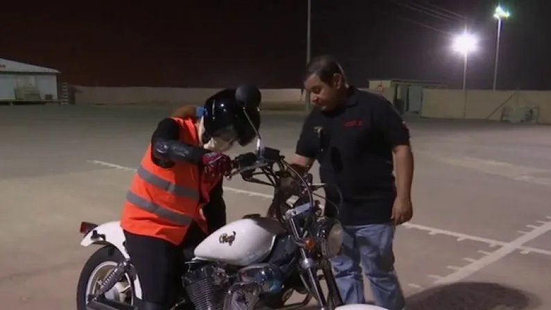 Una mujer conduciendo una moto en Arabia Saudí