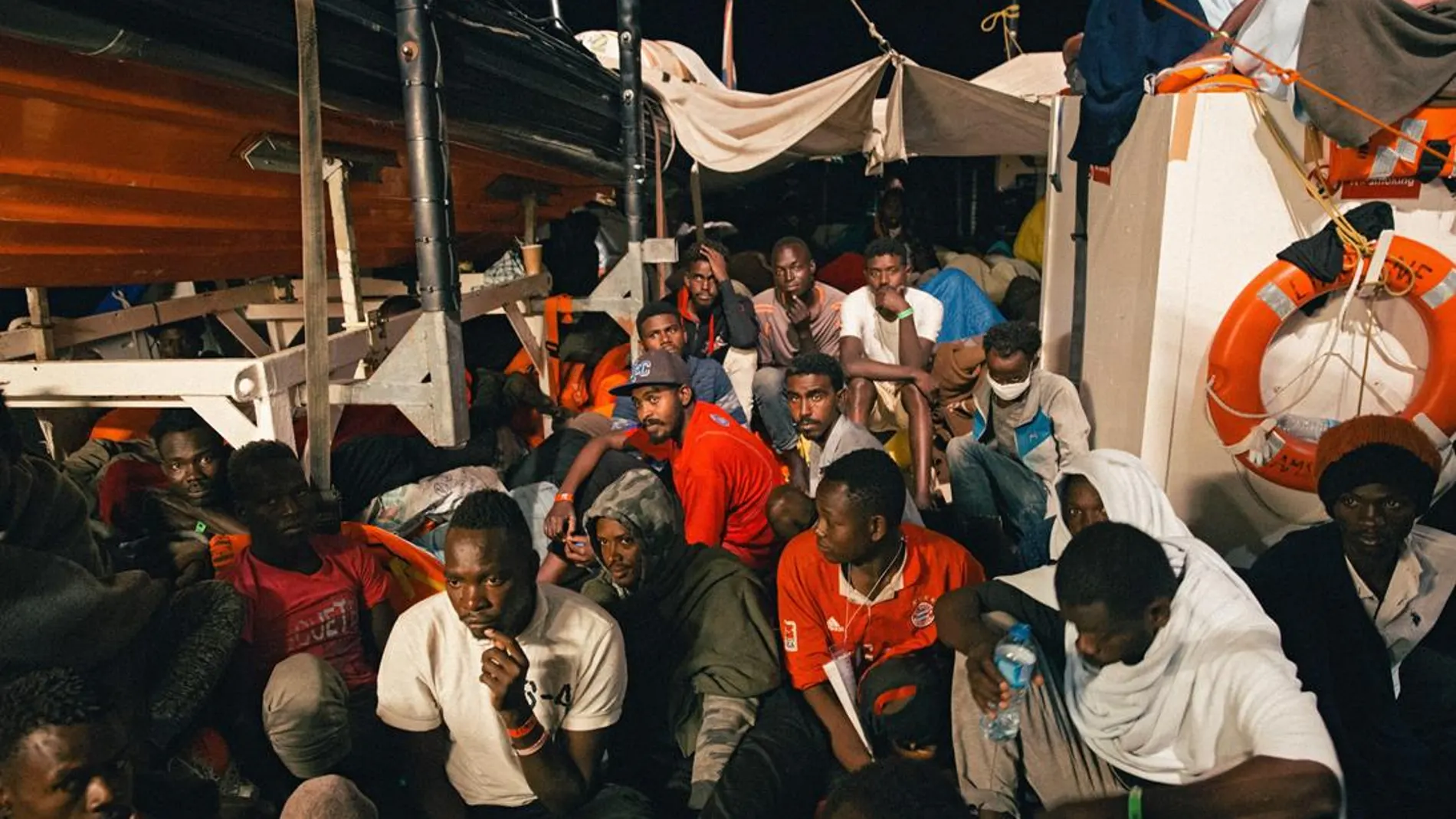 Migrantes a bordo del buque "Lifeline" 