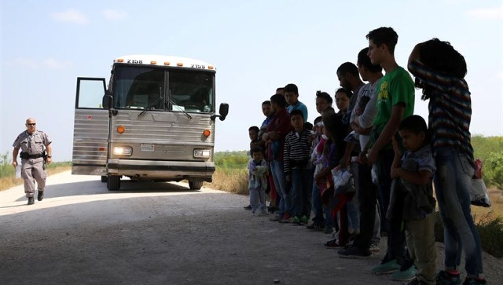 Miembros del gobierno de EEUU trabajando en la reunificación de los menores separados de sus familias en la frontera con México