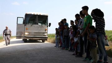 Miembros del gobierno de EEUU trabajando en la reunificación de los menores separados de sus familias en la frontera con México