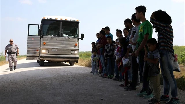 Miembros del gobierno de EEUU trabajando en la reunificación de los menores separados de sus familias en la frontera con México