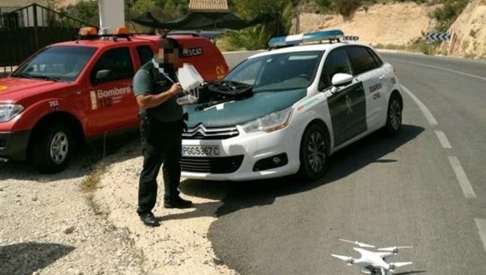 Imagen de la Guardia Civil que con la ayuda de un dron han rescatado a varios ancianos perdidos en la Sierra de Orxeta, en Alicante