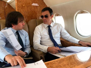 Elecciones generales 2019: Pedro Sánchez con gafas de sol en el Falcon presidencial Elecciones generales 2019: Pedro Sánchez con gafas de sol en el Falcon presidencial