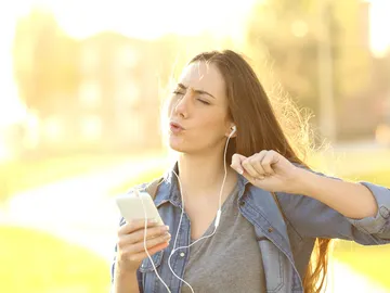 Chica disfruta escuchando música en el móvil Chica disfruta escuchando música en el móvil