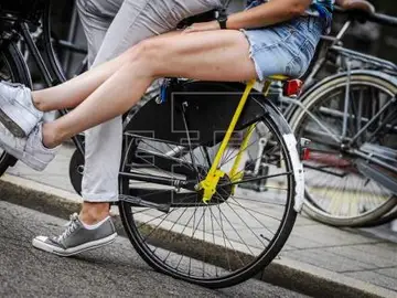 Moverse en bici y cobrar por ello, nueva idea de Holanda contra los coches Dos personas montan en bicicleta por las calles de Amsterdam  Moverse en bici y cobrar por ello, nueva idea de Holanda contra los coches Dos personas montan en bicicleta por las calles de Amsterdam