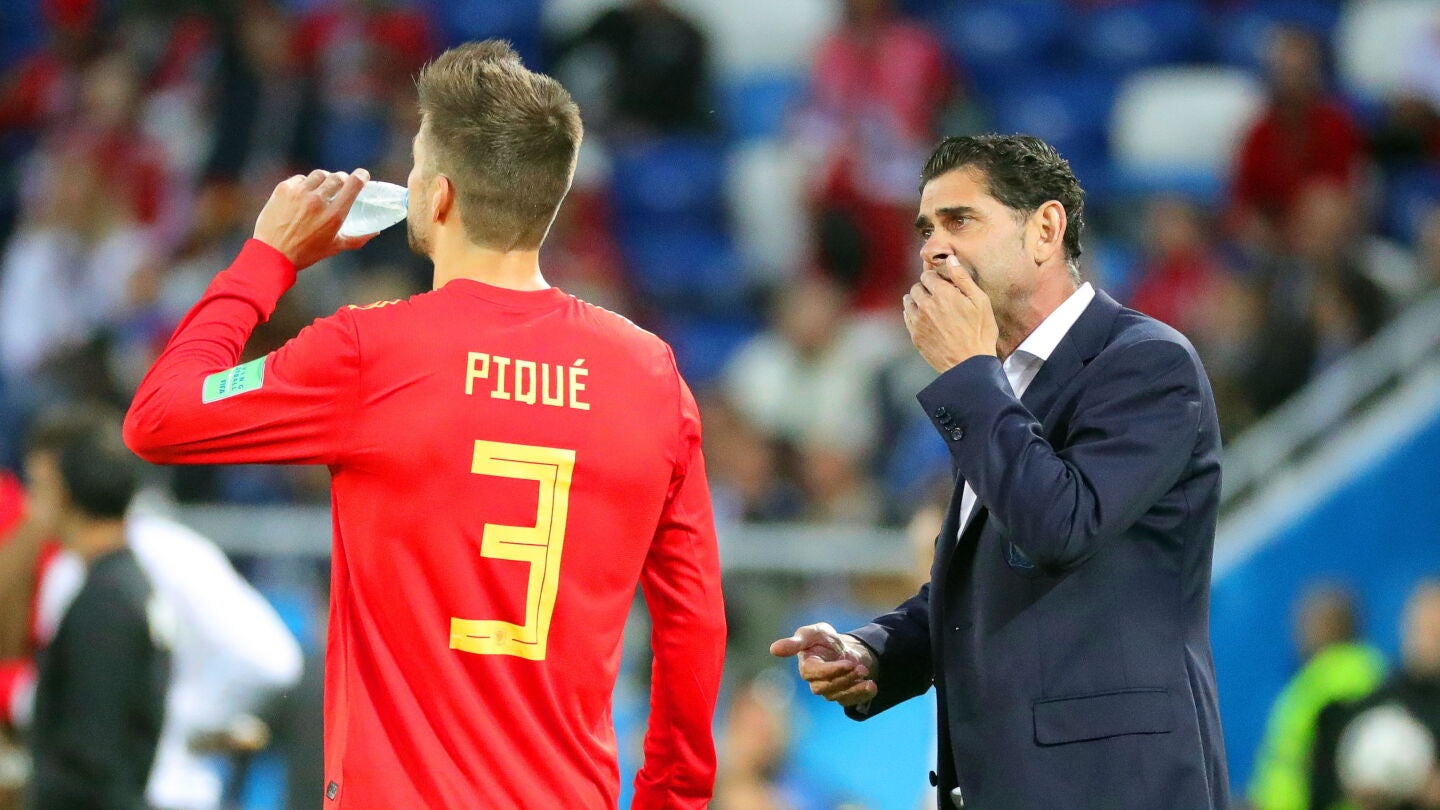 Fernando Hierro conversa con Piqu&eacute;