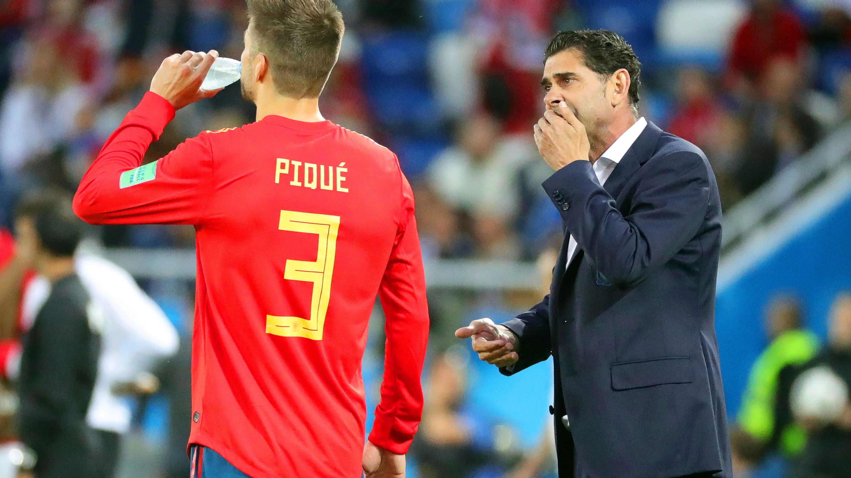 Fernando Hierro conversa con Piqué