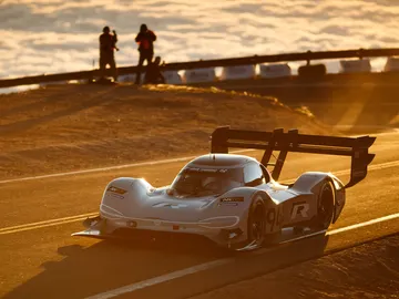 Volkswagen y Romain Dumas hacen historia y fulminan el récord de Loeb en Pikes Peak Volkswagen y Romain Dumas hacen historia y fulminan el récord de Loeb en Pikes Peak