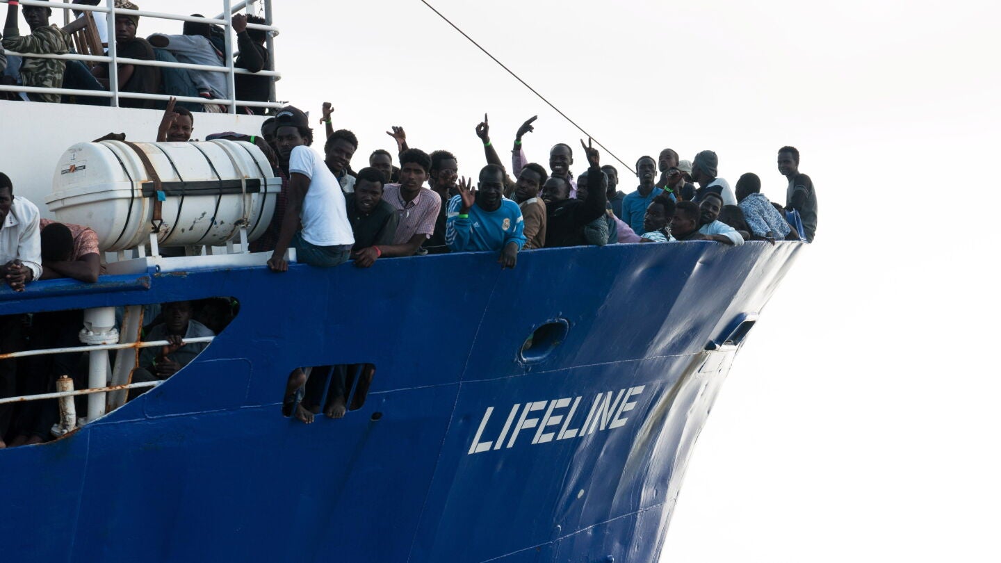 Imagen cedida por la ONG alemana Lifeline que muestra a los migrantes rescatados en aguas internacionales del Mar Mediterr&aacute;neo