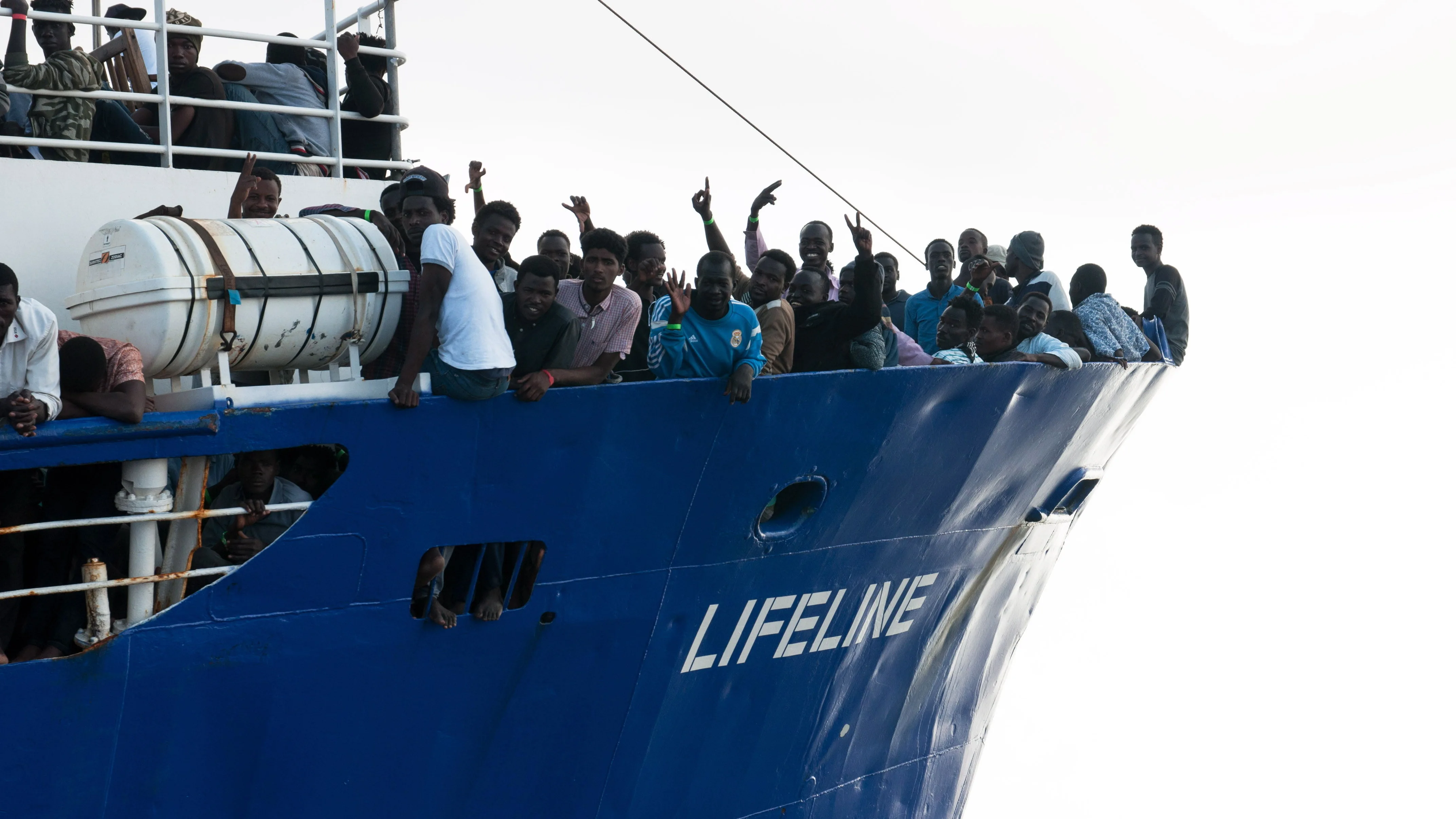 Imagen cedida por la ONG alemana Lifeline que muestra a los migrantes rescatados en aguas internacionales del Mar Mediterráneo