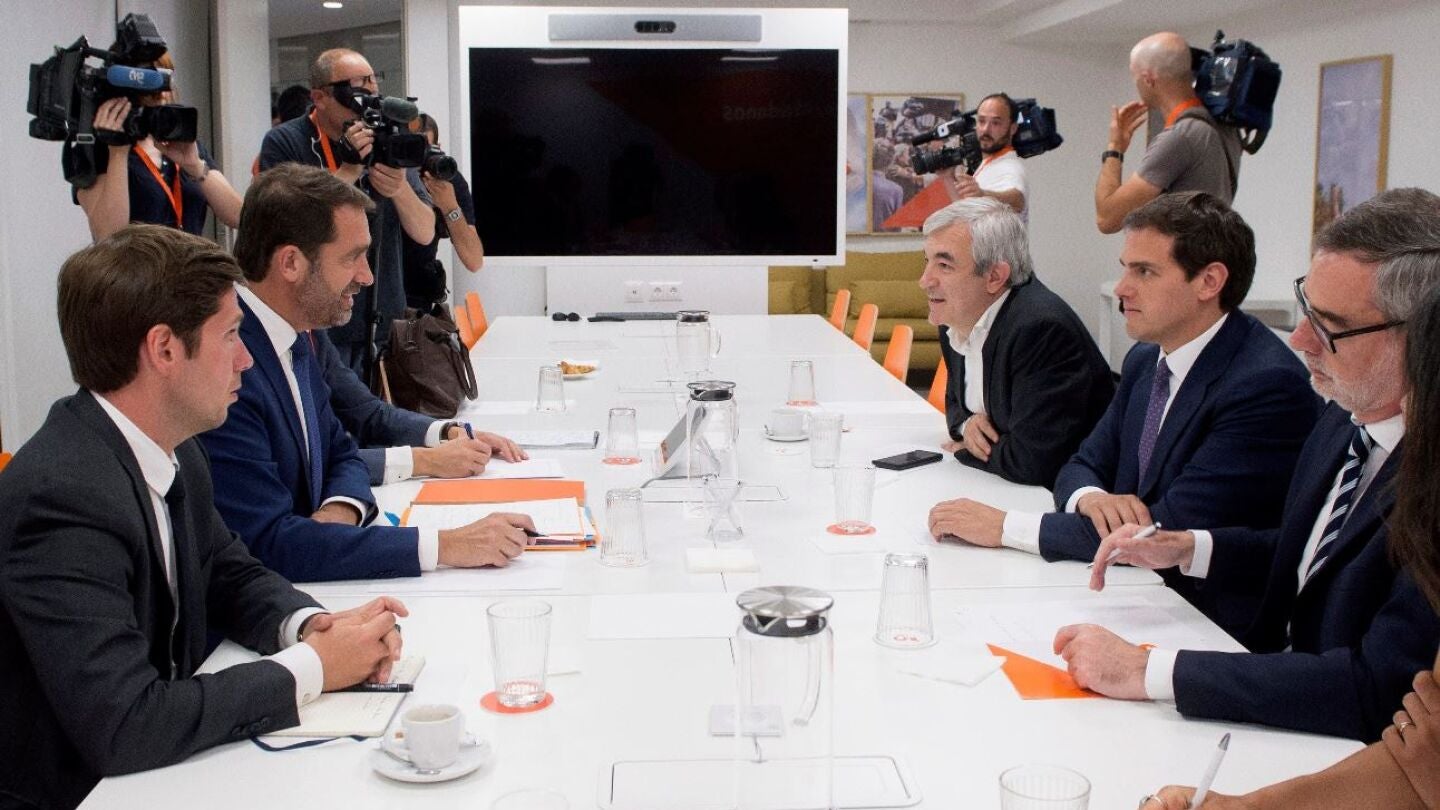 Albert Rivera y Jos&eacute; Manuel Villegas durante la reuni&oacute;n que han mantenido con Christophe Castaner, presidente de la La Republique En Marche!