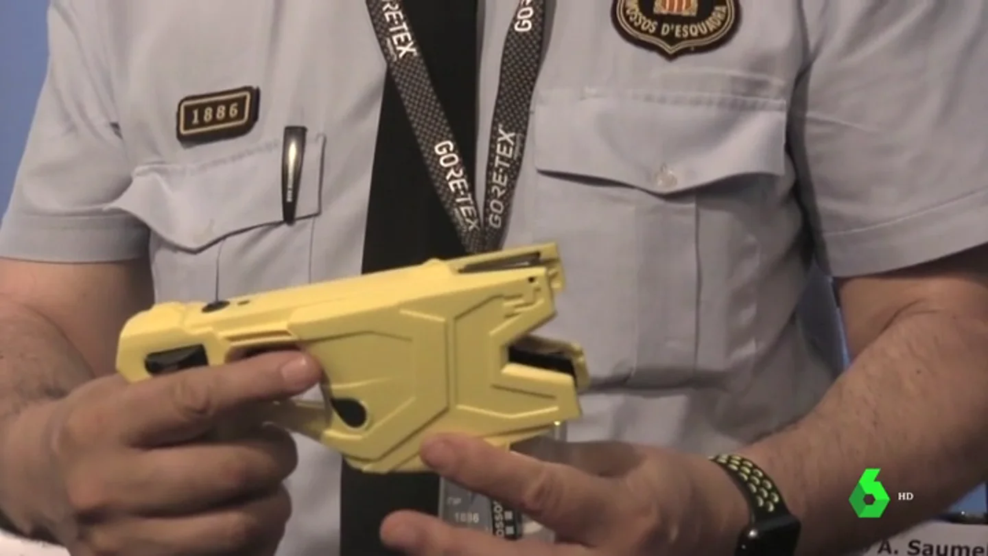 Un mosso con una pistola 'taser' Un mosso con una pistola 'taser'