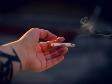 Tirar un cigarrillo por la ventanilla Tirar un cigarrillo por la ventanilla