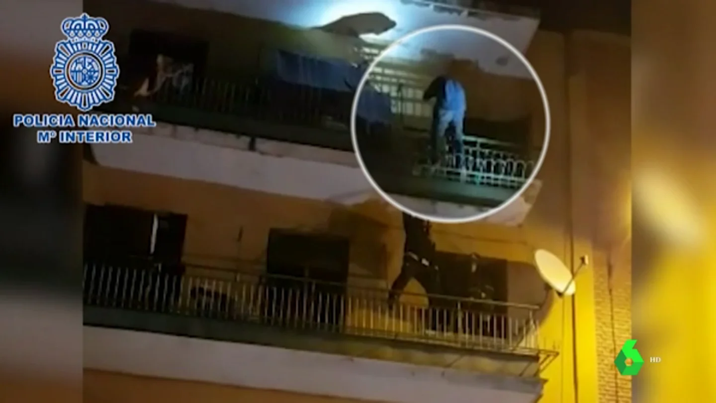 El hombre intentando arrojarse por el balcón El hombre intentando arrojarse por el balcón