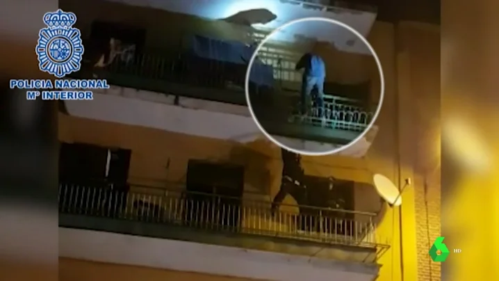 El hombre intentando arrojarse por el balcón El hombre intentando arrojarse por el balcón