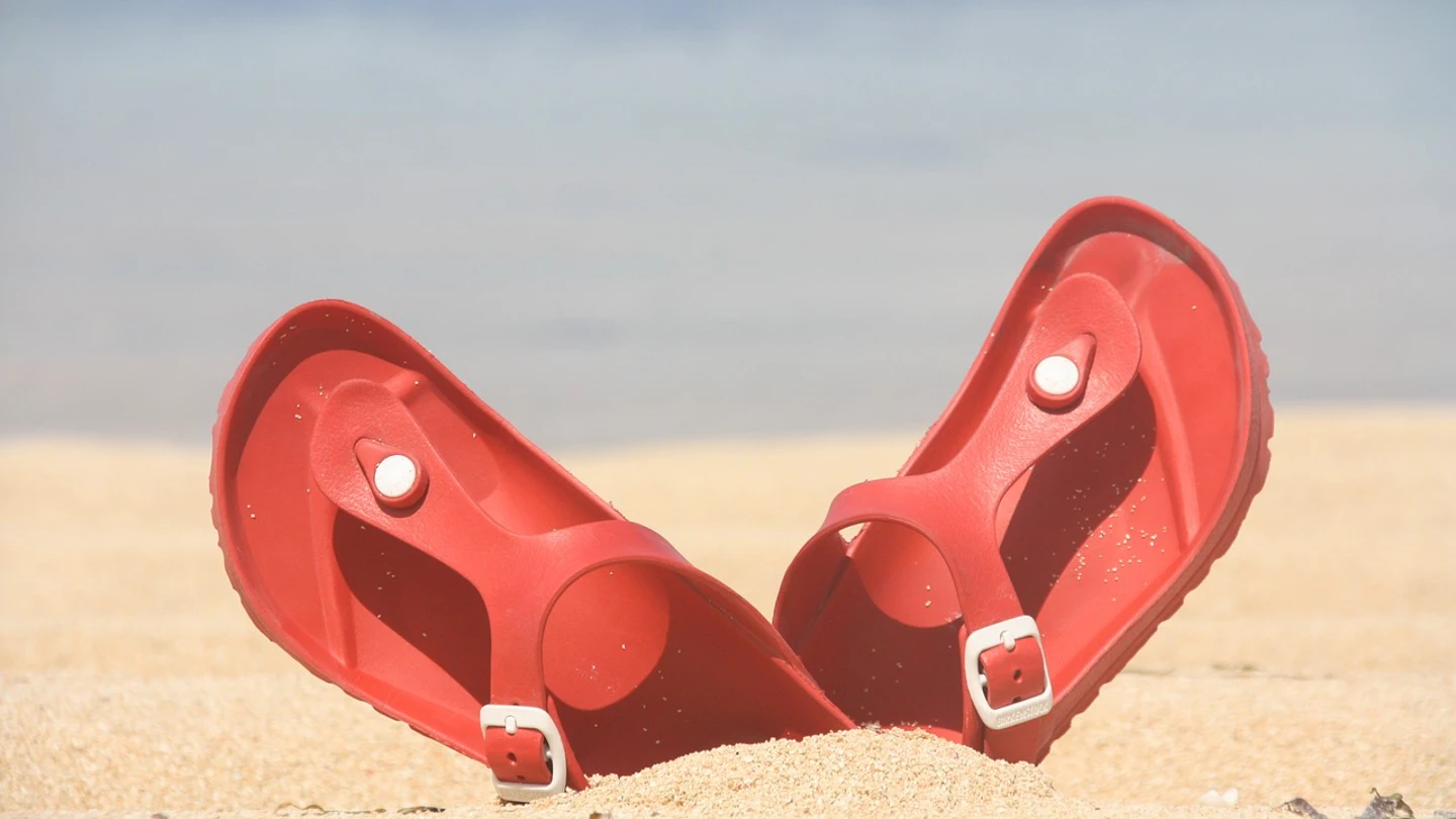 Imagen de unas chanclas en la arena de la playa Imagen de unas chanclas en la arena de la playa