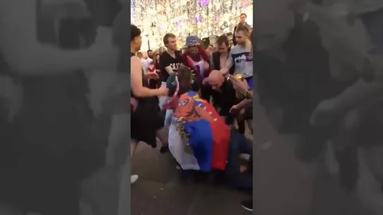 Un mexicano detiene una pelea entre rusos al grito de "¡trankilovsky!" Un mexicano detiene una pelea entre rusos al grito de "¡trankilovsky!"
