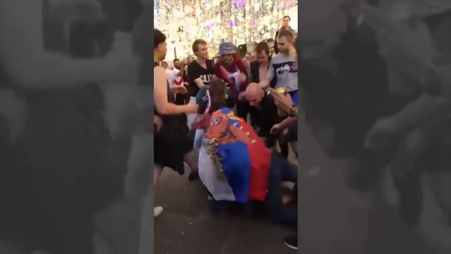 Un mexicano detiene una pelea entre rusos al grito de "&iexcl;trankilovsky!"