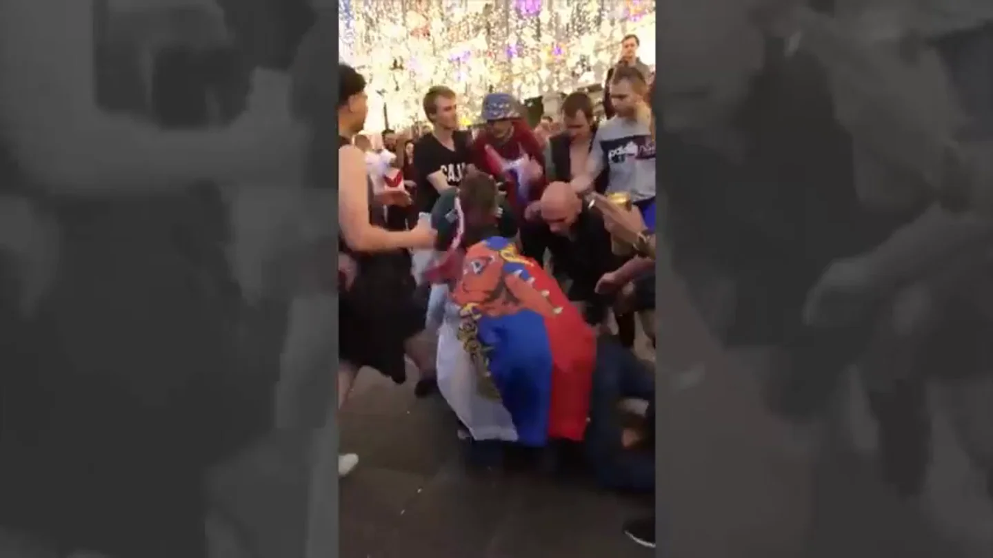 Un mexicano detiene una pelea entre rusos al grito de "¡trankilovsky!" Un mexicano detiene una pelea entre rusos al grito de "¡trankilovsky!"