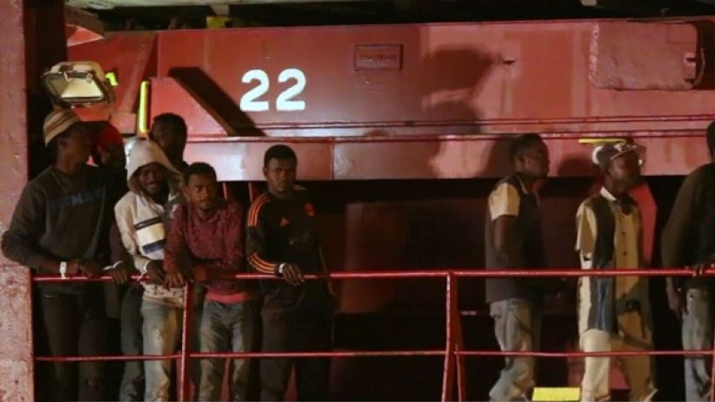 Migrantes abordo del 'Lifeline'