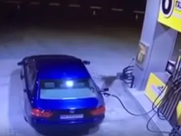 Irte de una gasolinera sin quitar la manguera del coche: un despiste que te puede salir muy caro Irte de una gasolinera sin quitar la manguera del coche: un despiste que te puede salir muy caro