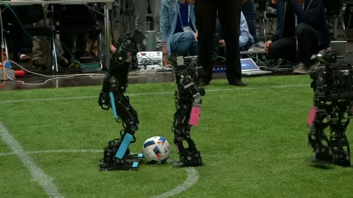 Robots jugando al f&uacute;tbol
