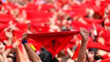 Cientos de personas festejan en la Plaza del Castillo de Pamplona, con sus pañuelos rojos alzados